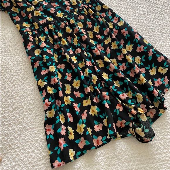 Black floral printed romper. - Picture 6 of 7